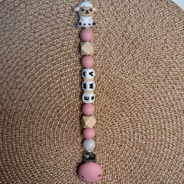 IMG_3817 Attache - Mouton blanc, perles roses et crème