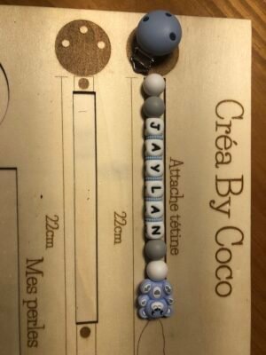 e09c6301-a112-4a1a-8337-da1a5574e953-6970-0000021c88a3efb7_file Attache tétine Jaylan - Juu