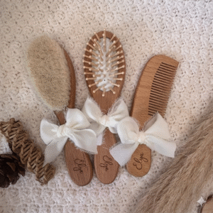 Brosse bébé personnalisée en bois avec gravure du prénom